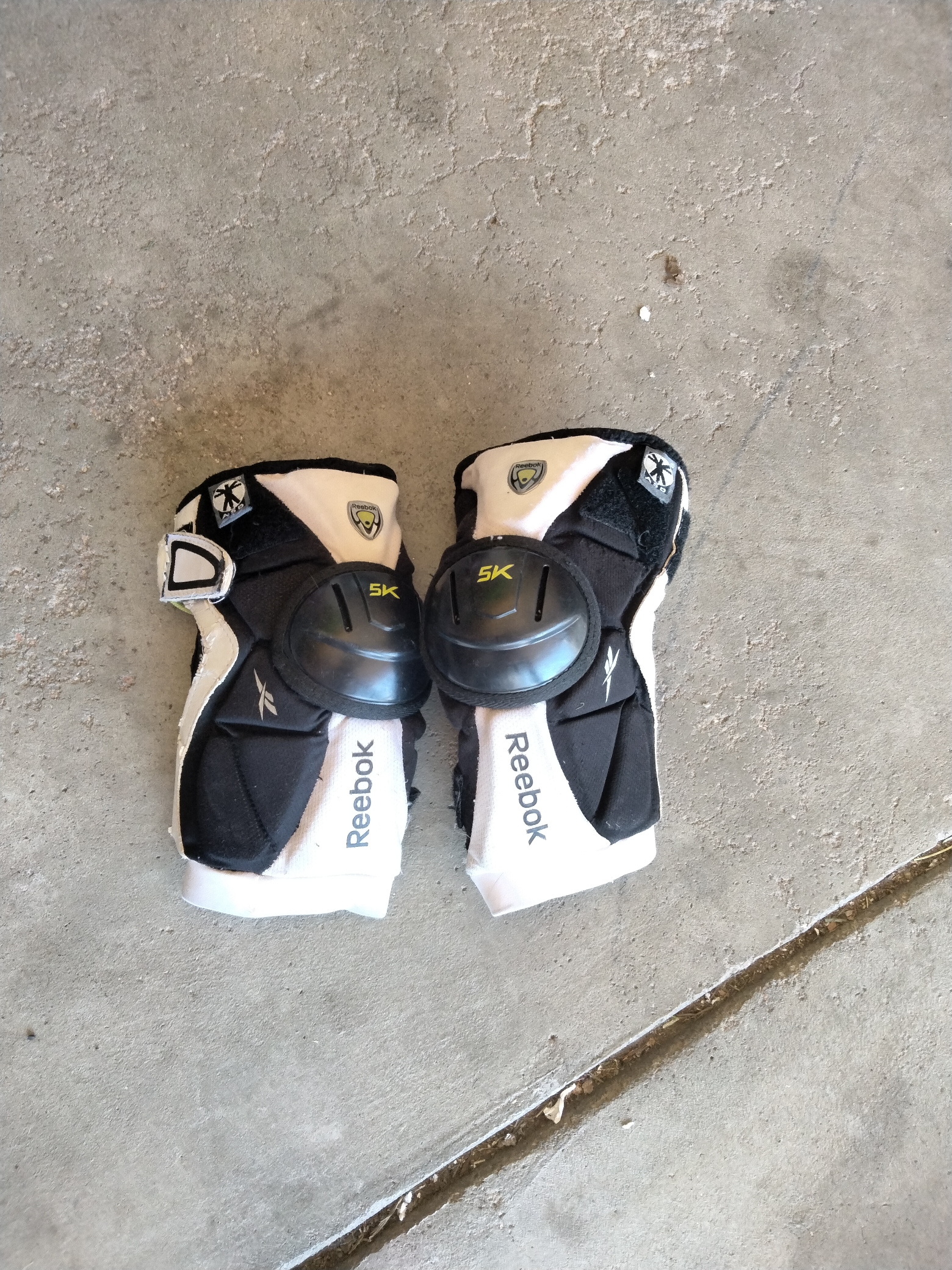 Used Youth Small Reebok 5K Arm Pads