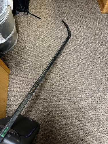 Intermediate Right Handed P28 Trigger 6 Pro Hockey Stick