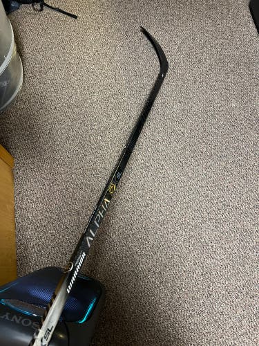 Intermediate Right Handed P28  Alpha DX Hockey Stick