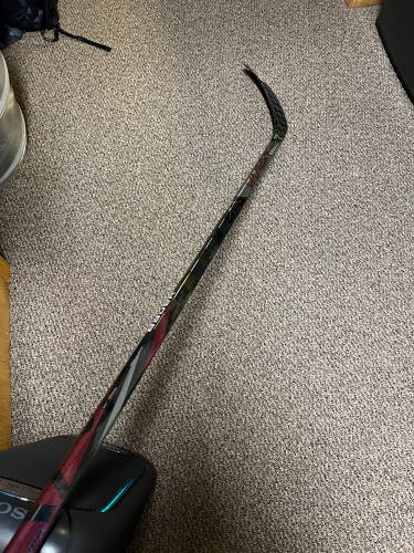 LIKE NEW Intermediate Right Handed P92M Vapor FlyLite Hockey Stick