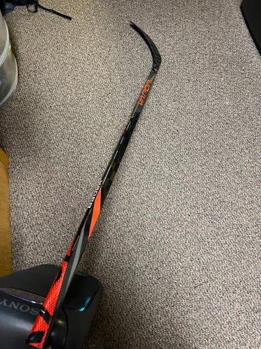 LIKE NEW Senior Right Handed P92 Vapor FlyLite Hockey Stick
