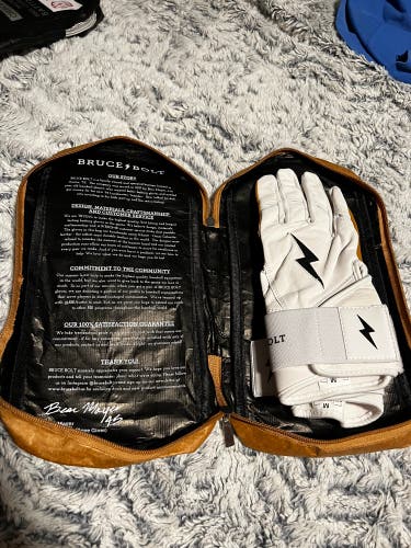 New Medium Bruce Bolt Batting Gloves