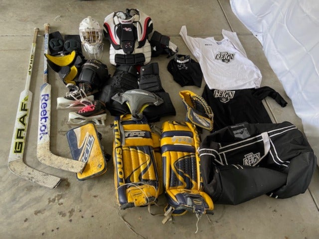 Senior complete full goalie set gear, large, size 8 skate EE (shoe foot size 9.5), 32" leg pads