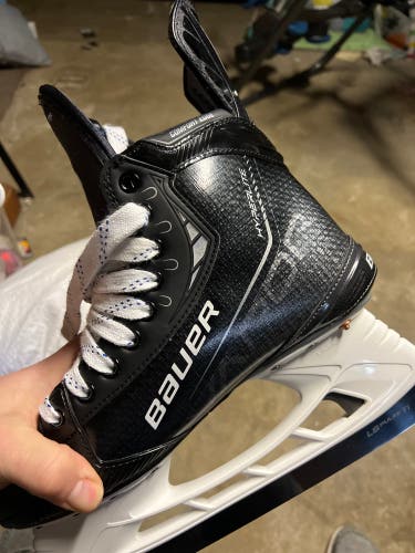 New Bauer Regular Width Pro Stock Size 8.5 Vapor Hyperlite Hockey Skates