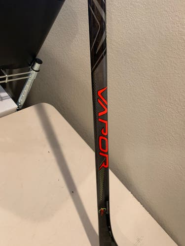 Junior New Right Handed Bauer Vapor FlyLite Hockey Stick P28