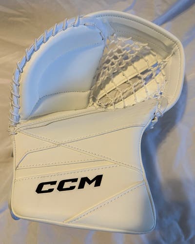 Intermediate FULL RIGHT CCM Axis 2.9 Goalie Glove (Model Year 2022)