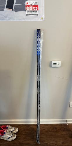 Senior Right Handed P28M Pro Stock Vapor Hyperlite Hockey Stick