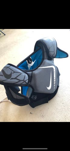 Nike youth medium lacrosse chest protector meet NOCSAE standards