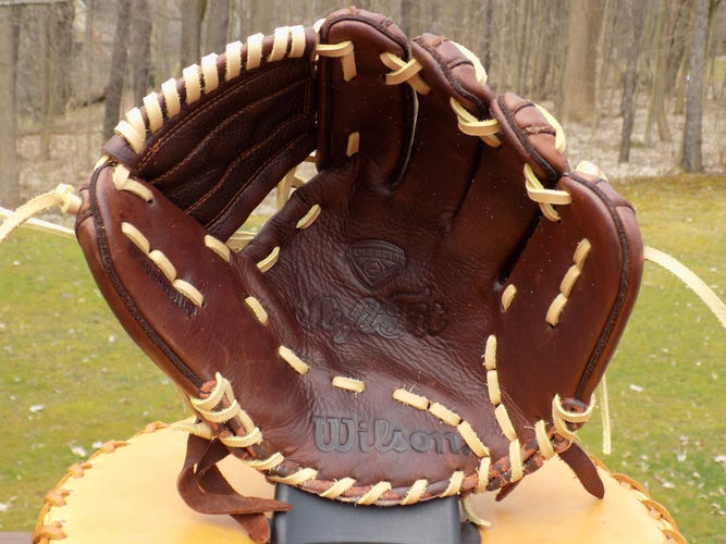 Used Wilson Infield Right Hand Throw A800 Baseball Glove 11"