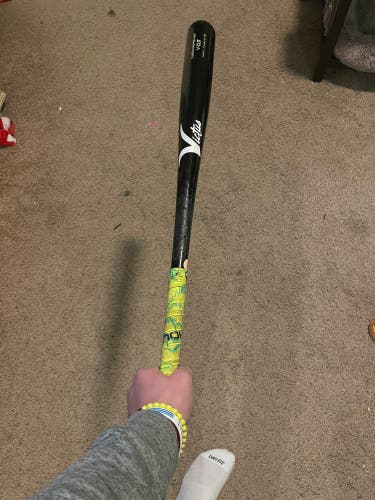 VICTUS AXE Bat
