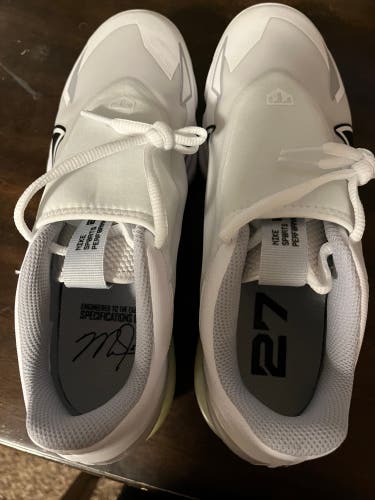 White Adult Metal Low Top Force Zoom Trout 8