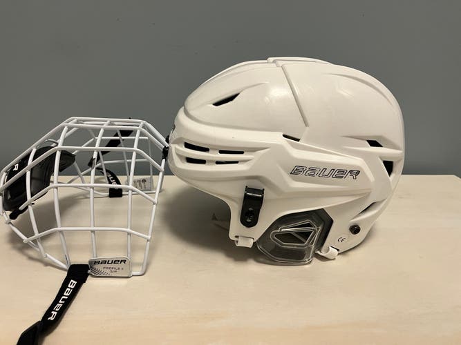 Medium Bauer  Re-Akt 95 Helmet