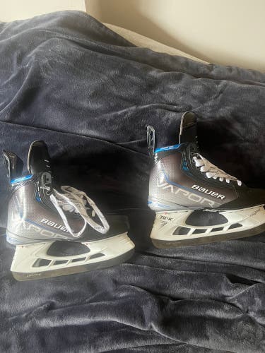 New Bauer Pro Stock Size 9 Vapor Hyperlite Hockey Skates
