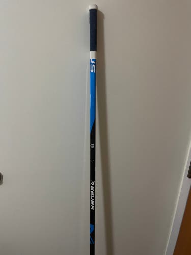Senior Right Handed P28 Pro Stock Nexus 2N Pro Hockey Stick