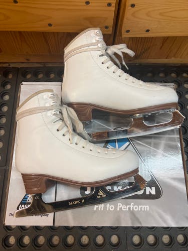 Used Jackson Ultima Mystique Size 2.5 Figure Skates