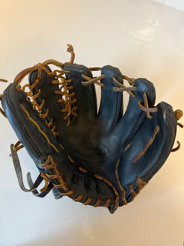 Used Right Hand Throw Wilson Infield A2000 Baseball Glove 11.5" OTIF