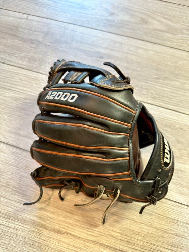 Infield 11.5" A2000 Baseball Glove