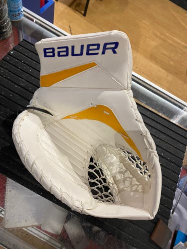 Brian Elliot , Bauer Game Issue Goalie Catcher