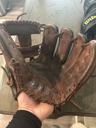 Used Right Hand Throw 11.5" A2000 Baseball Glove