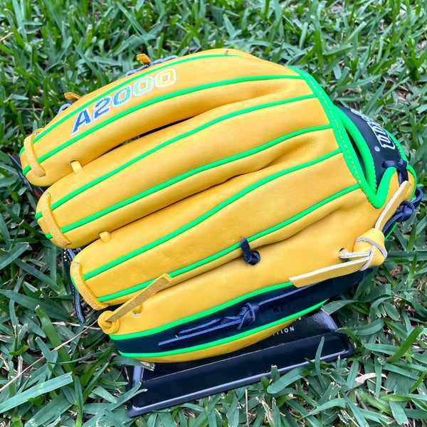 Wilson Custom A2000 D33 11.75 Baseball Glove - GOTM January 2023 –  TripleSSports