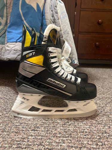 New Bauer Regular Width  Size 6 Supreme S37 Hockey Skates