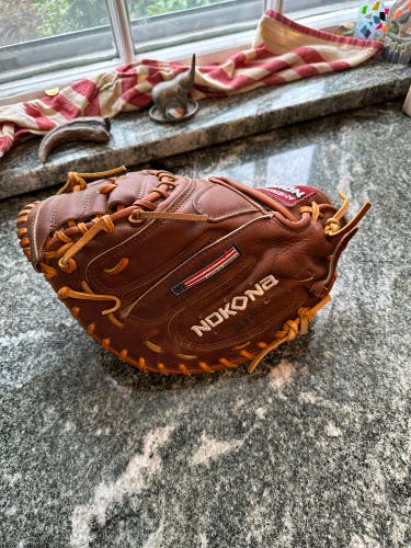 Nokona Walnut catchers mitt 33.5