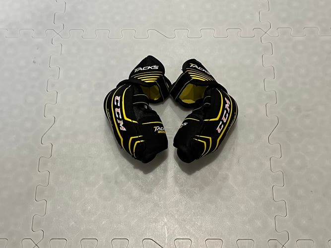 Used Medium CCM  Tacks 3092 Elbow Pads