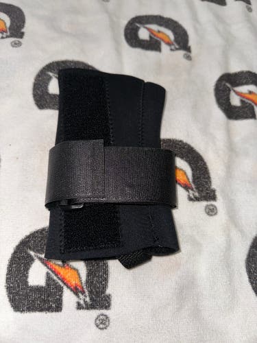 ( Benkin ) Wrist Guard Right Hand ( Black ) ( XL )