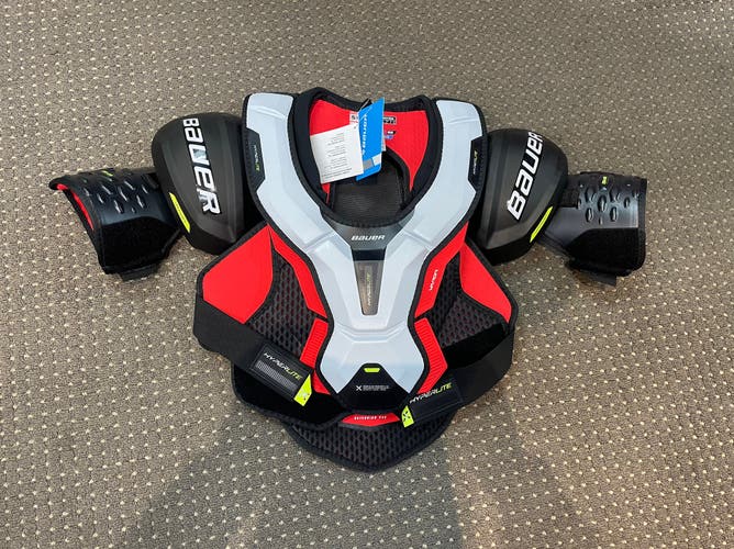 New Medium Bauer  Vapor Hyperlite Shoulder Pads
