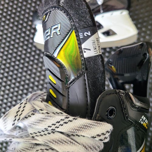 Senior New Bauer Supreme UltraSonic Hockey Skates Regular Width Size 7