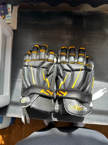 Towson lacrosse gloves