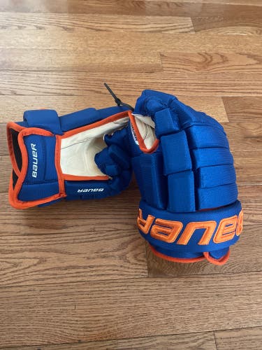 Brand new NY Islanders gloves
