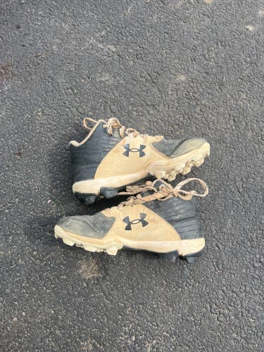 Under Armour youth baseball cleats size 2