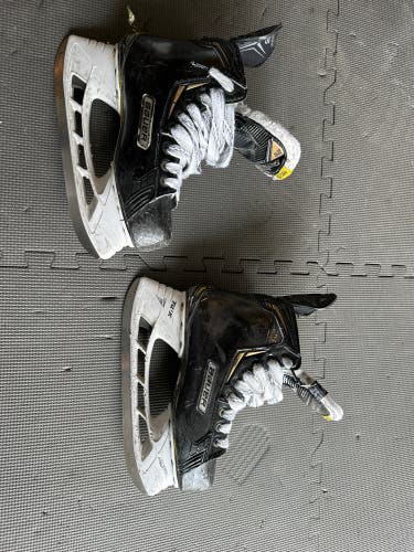 Used Bauer Extra Wide Width  Size 5.5 Supreme 2S Hockey Skates