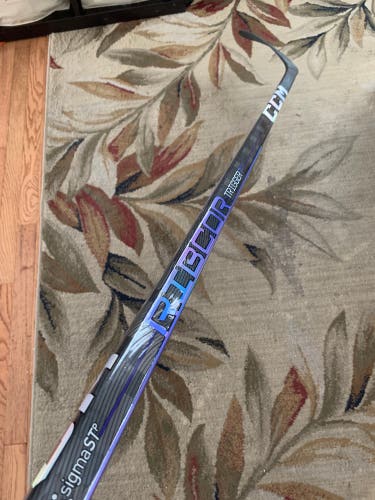 New Right Handed P28 75 Flex RibCor Trigger 7 Pro Hockey Stick