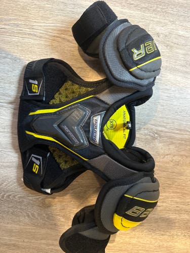 Like New Small Bauer Supreme 1S Shoulder Pads