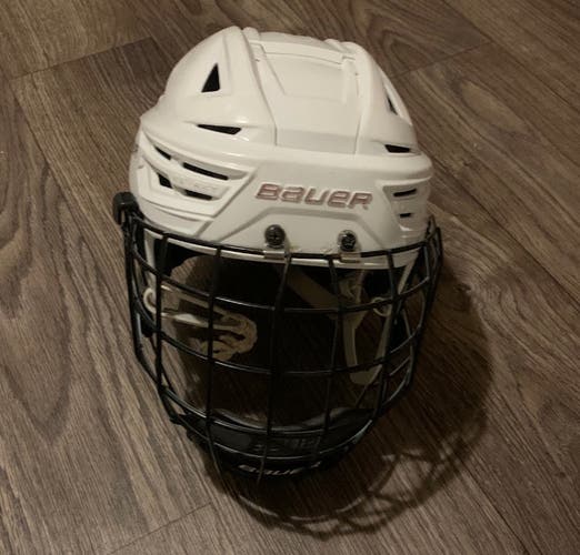 Used Medium Bauer Re-Akt 150 Helmet