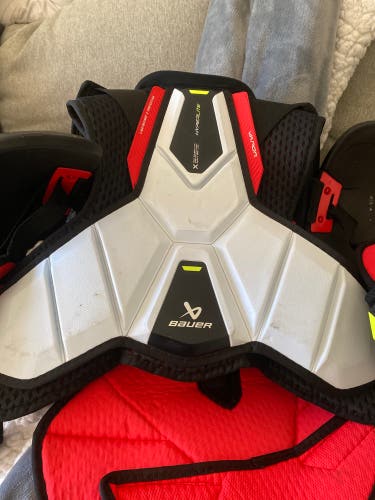 New Large Bauer  Vapor Hyperlite Shoulder Pads