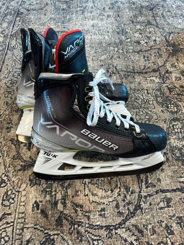 Bauer Size 8 Vapor Hyperlite Hockey Skates