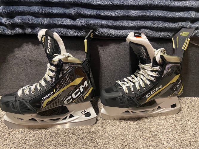 Intermediate CCM Regular Width  Size 4.5 Tacks ASV Pro Hockey Skates
