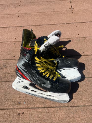 Used Bauer Wide Width  Size 7 Vapor X2.9 Hockey Skates