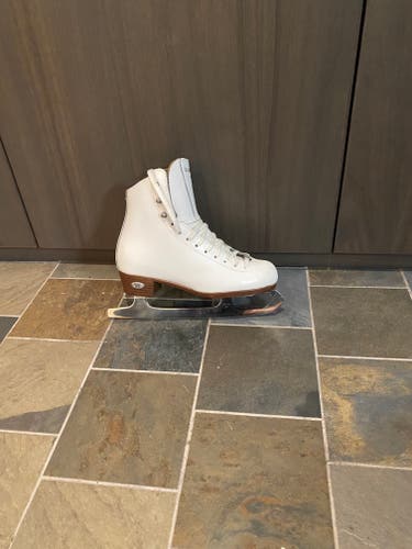 Riedell Diamond 33 Figure Skates Size 2.5