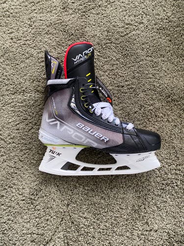 New Bauer Size 7 Vapor Hyperlite Hockey Skates