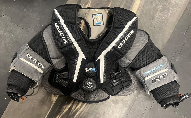 Used Medium Vaughn  Velocity V9 Goalie Chest Protector
