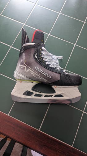 Used Bauer  Size 8 Vapor Hyperlite Hockey Skates