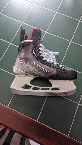 Used Bauer Size 8 Vapor Hyperlite Hockey Skates