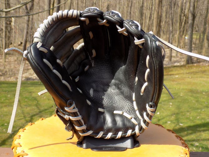 Used Wilson Right Hand Throw Infield A2000 Baseball Glove 11.5"