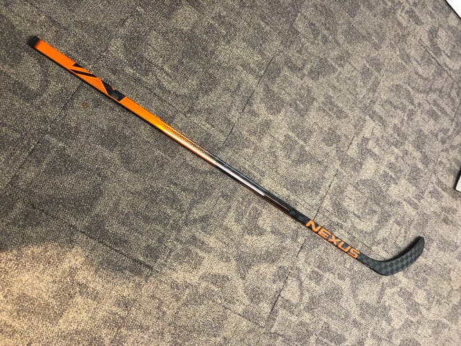 Intermediate Right Handed P92 Pro Stock Nexus 2N Pro Hockey Stick