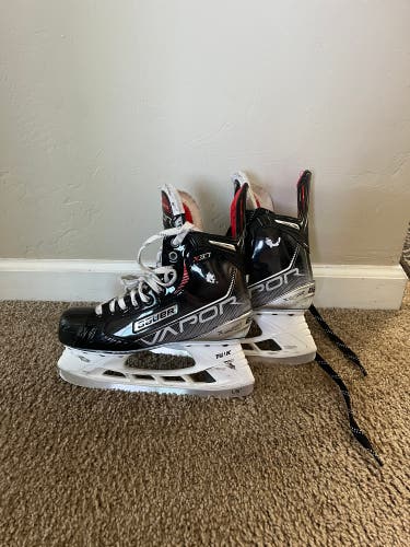 Intermediate Bauer Regular Width  Size 6.5 Vapor X3.7 Hockey Skates