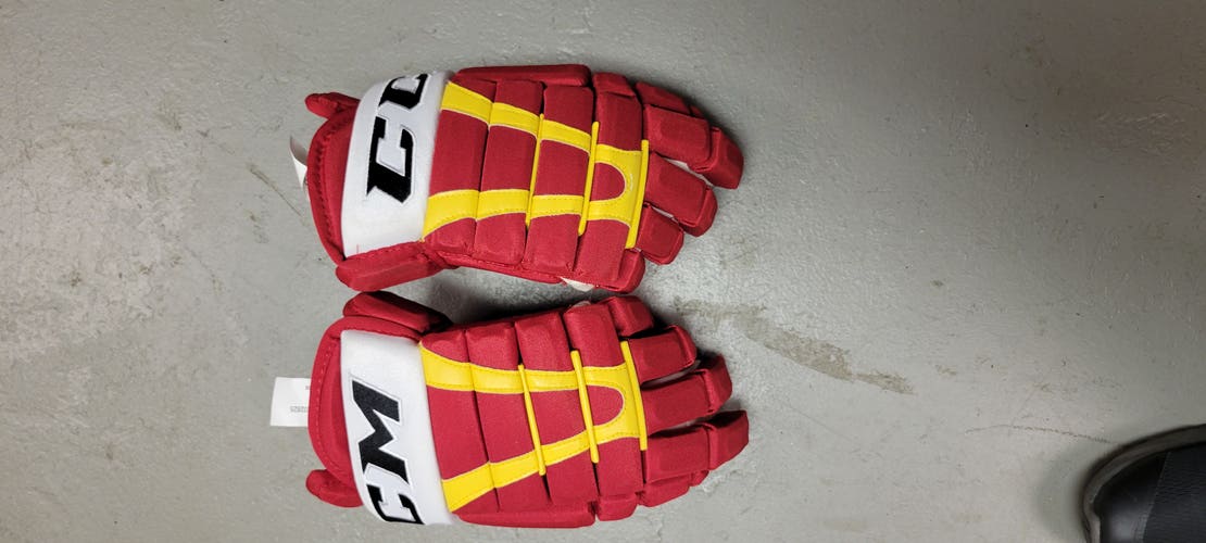 Used CCM HG96 Gloves 14" Calgary